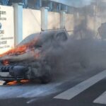 Carro parado no semáforo pega fogo, motorista escapa e aciona bombeiros, em Catalão