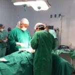 Homem que recebeu transplante de rim de porco tem alta hospitalar