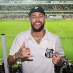 Neymar anuncia oficialmente retorno ao Santos: ‘Preparar para os desafios que tenho nos próximos ano  Neymar anunciou nesta quinta-feira (30/1) sua volta ao Santos. Em vídeo publicado nas redes sociais, disse que vai assinar contrato com o clube que o formou amanhã, e oficializar o retorno ao futebol brasileiro após quase 12 anos. O vínculo terá duração até o final de junho.  — Galera, parece até que eu tô voltando no tempo. Tô aqui reunindo com amigos e familiares. Eles me ajudaram a escrever algumas coisas. É que eu não vou aguentar até amanhã. Minha família e meus amigos já sabem a minha decisão. Vou assinar o contrato com o Santos Futebol Clube. Quero agradecer aos torcedores do mundo inteiro, que desejaram muito este momento, que pudesse ser realizado. Quase 12 anos se passaram desde que eu saí da vila mais famosa do mundo. E parece que foi ontem. O meu sentimento pelo clube e pela torcida nunca mudou — disse Neymar.  Além de se declarar à torcida, o craque também agradeceu ao Al Hilal e ao tempo que passou na Arábia Saudita, abreviado por conta da grave lesão sofrida no final de 2023. Ele acredita que o retorno ao Santos seja a forma de se reencontrar com a carreira, e estar presente na Copa do Mundo de 2026.  — Agora, eu preciso voltar a atuar. E só um clube como o Santos Futebol Clube pode me proporcionar o carinho que preciso para me preparar para os desafios que tenho nos próximos anos. E todos vocês, independente do clube que torcem, sabem bem do que estou falando — disse, referindo-se ao Mundial do ano que vem. — Espero que todos me acompanhem nessa nova etapa da minha vida. Sou grato a todos vocês que me apoiaram, mesmo nos momentos mais difíceis. Não foram poucos. Só jogando futebol, fazendo o que eu mais amo nessa vida, é que eu sou feliz.  Fonte: Mais Goiás