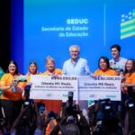 Caiado sanciona lei e garante R$ 40 mil a professores de escolas premiadas do Prêmio Leia